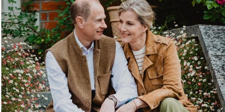 Sophie dans les bras d'Edward pour leurs 25 ans de mariage 1 - Le Progrès Egyptien