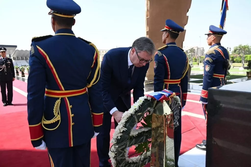 Le Président serbe dépose une gerbe de fleurs sur la tombe d'Al-Sadate (Photos) 10 - Le Progrès Egyptien Le Président serbe dépose une gerbe de fleurs sur la tombe d'Al-Sadate (Photos) 9 - Le Progrès Egyptien