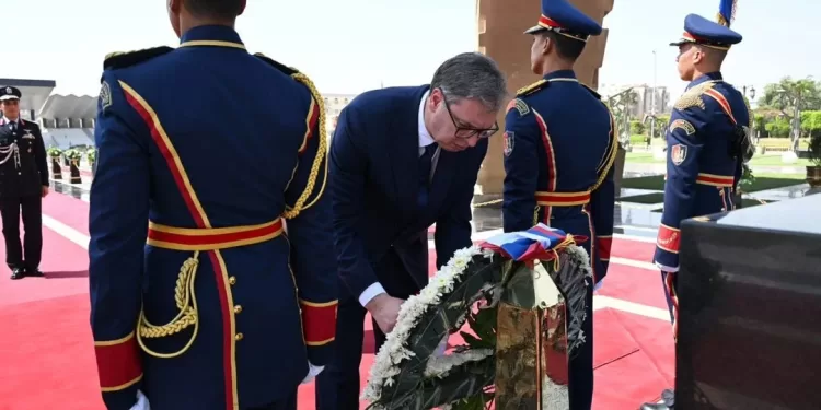 Le Président serbe dépose une gerbe de fleurs sur la tombe d'Al-Sadate (Photos) 1 - Le Progrès Egyptien