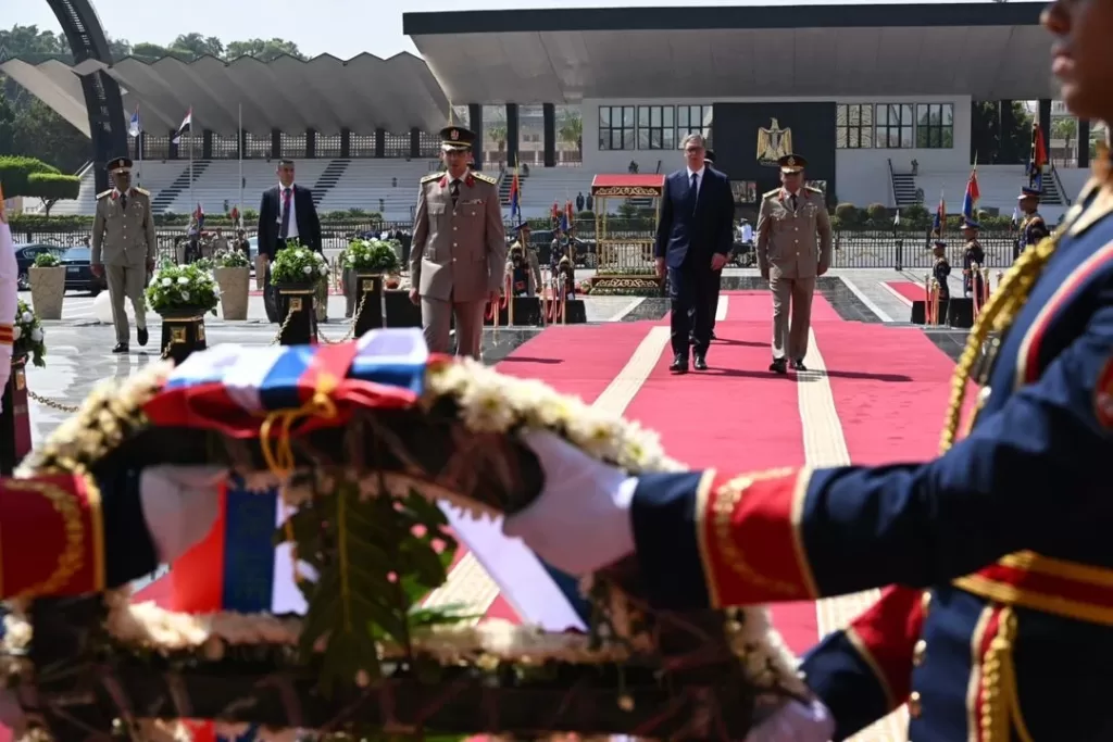 Le Président serbe dépose une gerbe de fleurs sur la tombe d'Al-Sadate (Photos) 14 - Le Progrès Egyptien Le Président serbe dépose une gerbe de fleurs sur la tombe d'Al-Sadate (Photos) 13 - Le Progrès Egyptien