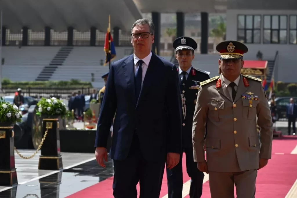 Le Président serbe dépose une gerbe de fleurs sur la tombe d'Al-Sadate (Photos) 4 - Le Progrès Egyptien Le Président serbe dépose une gerbe de fleurs sur la tombe d'Al-Sadate (Photos) 3 - Le Progrès Egyptien