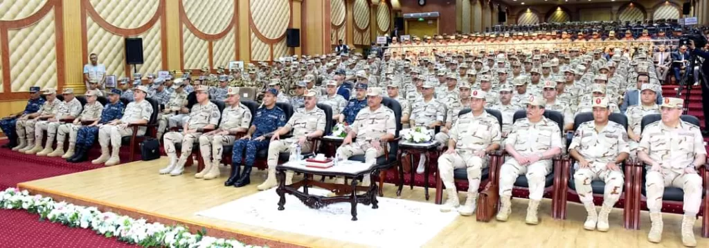 Sakr s'entretient avec des éléments de la zone militaire nord et de la Marine 12 - Le Progrès Egyptien Sakr s'entretient avec des éléments de la zone militaire nord et de la Marine 11 - Le Progrès Egyptien