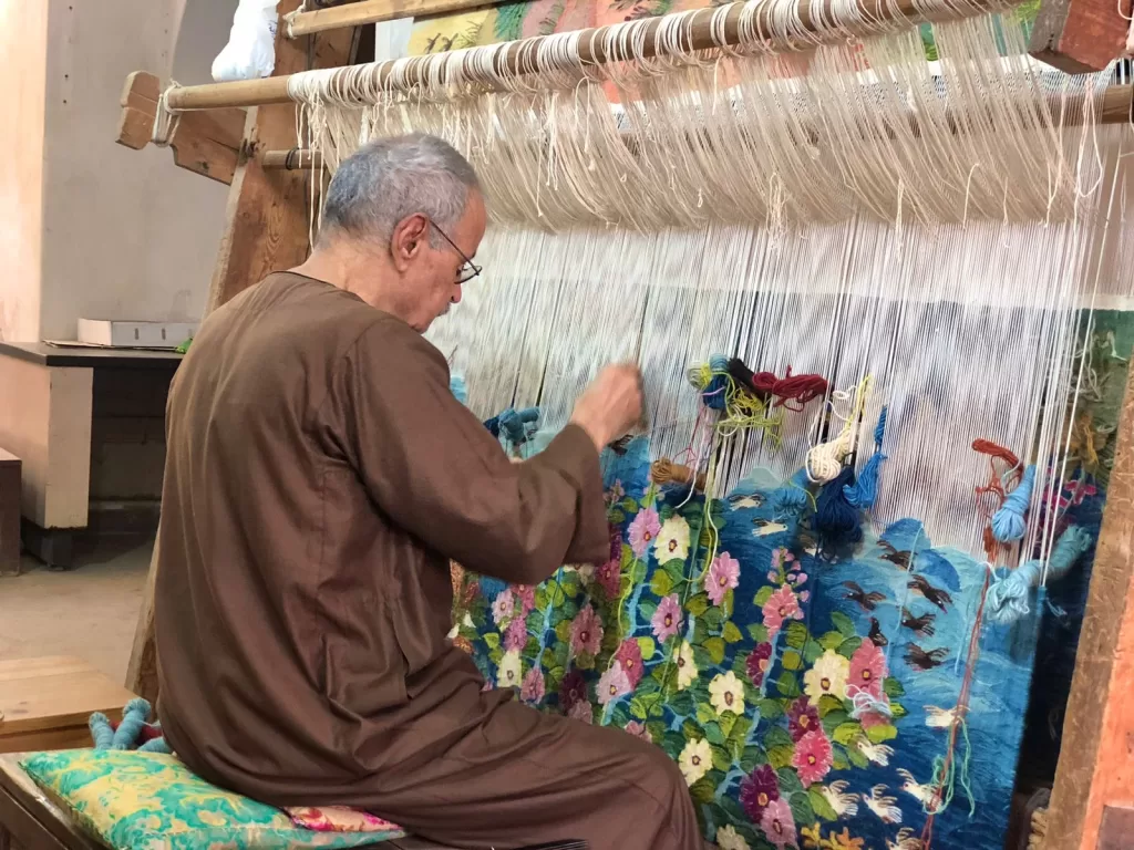 Au village de Haraneya, des tapis pittoresques sont nés des cordes du métier à tisser 8 - Le Progrès Egyptien Au village de Haraneya, des tapis pittoresques sont nés des cordes du métier à tisser 7 - Le Progrès Egyptien
