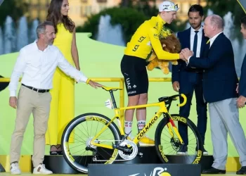 Apparition surprise du prince Albert de Monaco pour la dernière étape du Tour de France