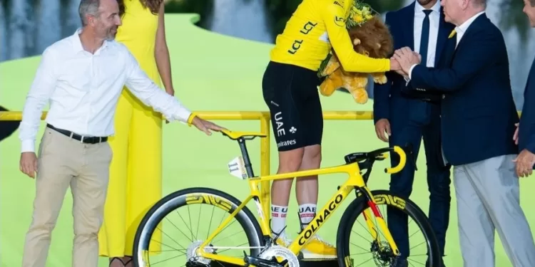 Apparition surprise du prince Albert de Monaco pour la dernière étape du Tour de France 1 - Le Progrès Egyptien