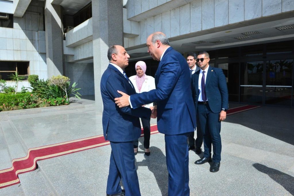 Le ministre sortant de l’Aviation civile Mohamed Abbas accueille le nouveau ministre Sameh El-Hefni 7 - Le Progrès Egyptien