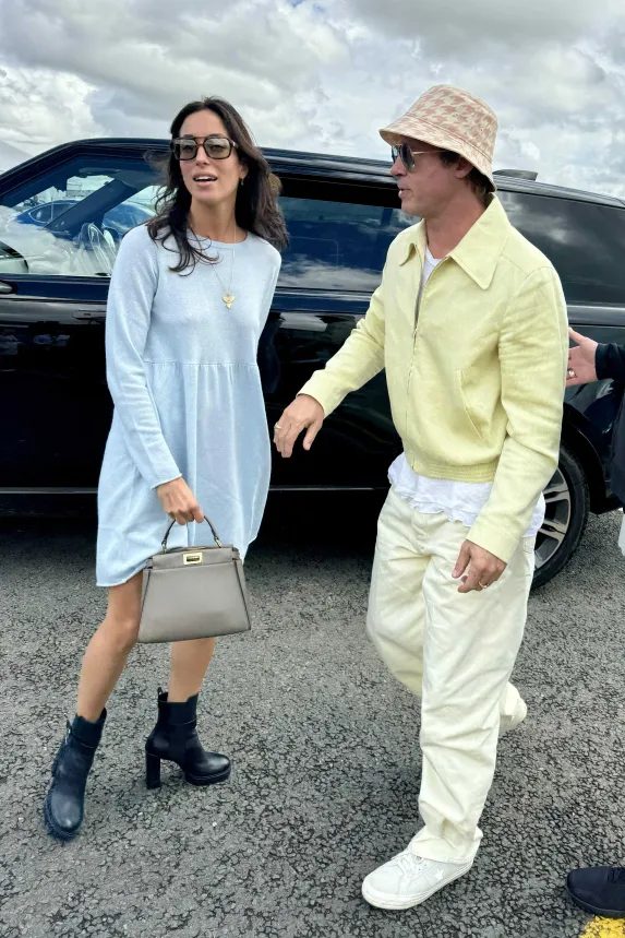 Brad Pitt et Ines de Ramon: Rare sortie en amoureux en Grande-Bretagne 4 - Le Progrès Egyptien Brad Pitt et Ines de Ramon: Rare sortie en amoureux en Grande-Bretagne 3 - Le Progrès Egyptien