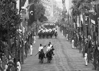 La procession du Khédive Abbas Helmi II dans la rue Ramsès
