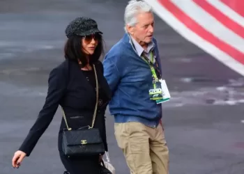 Catherine Zeta-Jones, ultralookée à la descente de son hélicoptère