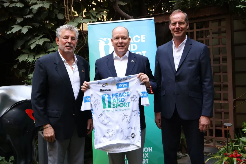 Apparition surprise du prince Albert de Monaco pour la dernière étape du Tour de France 4 - Le Progrès Egyptien Apparition surprise du prince Albert de Monaco pour la dernière étape du Tour de France 3 - Le Progrès Egyptien