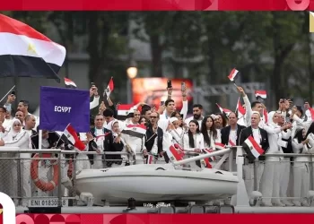 La délégation d’athlètes égyptiens défile sur la scène