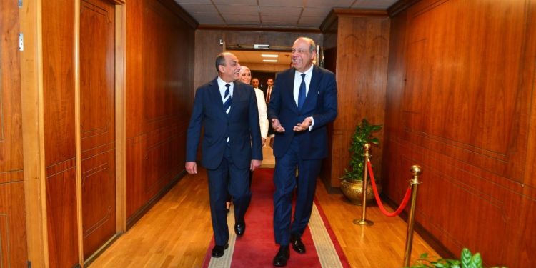 Le ministre sortant de l’Aviation civile Mohamed Abbas accueille le nouveau ministre Sameh El-Hefni 1 - Le Progrès Egyptien