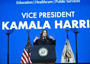 Harris, en campagne, dénonce le programme “extrémiste” de Trump 