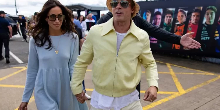 Brad Pitt et Ines de Ramon: Rare sortie en amoureux en Grande-Bretagne 2 - Le Progrès Egyptien Brad Pitt et Ines de Ramon: Rare sortie en amoureux en Grande-Bretagne 1 - Le Progrès Egyptien