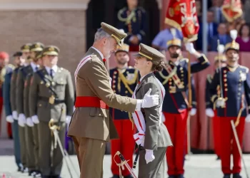 Leonor d’Espagne décorée avec fierté par son père