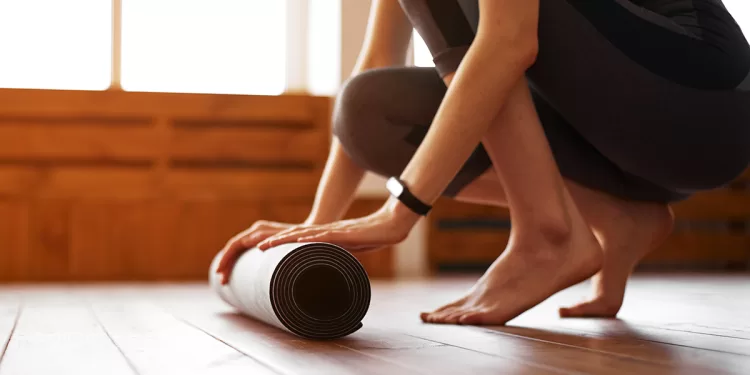 Sport : Quel est le bon moment? 1 - Le Progrès Egyptien Close-up of young woman with exercise mat preparing for sports training