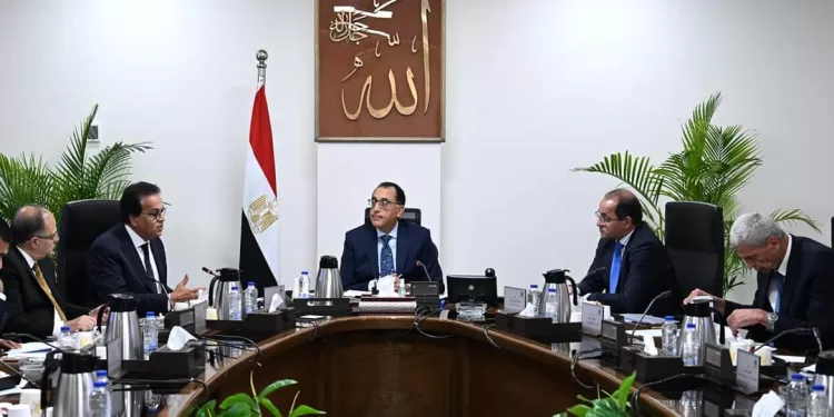 Madbouli suit les efforts pour assurer le matériel médical  1 - Le Progrès Egyptien