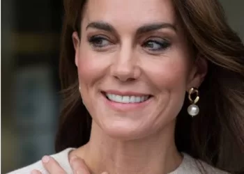 Kate Middleton réapparaît sans sa bague de fiançailles