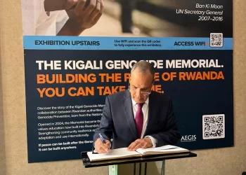 Le ministre des AE visite le Mémorial des victimes du génocide de Kigali