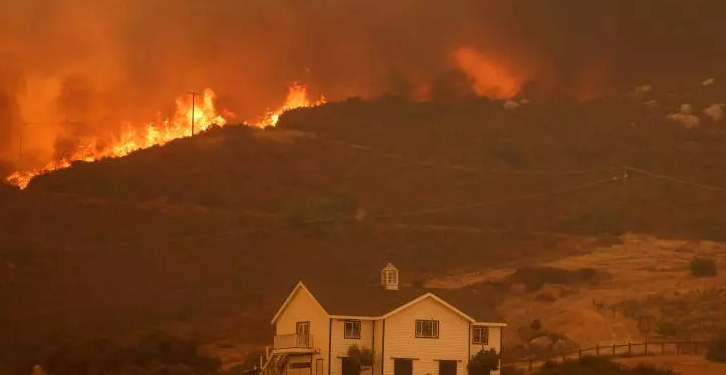 L’état d’urgence décrété à Los Angeles, menacé par les incendies 2 - Le Progrès Egyptien L’état d’urgence décrété à Los Angeles, menacé par les incendies 1 - Le Progrès Egyptien