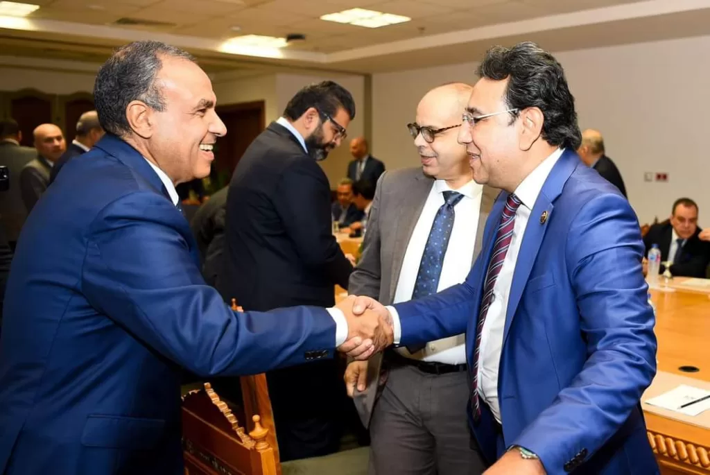 Abdel-Aati rencontre les présidents des organismes médiatiques, les rédacteurs en chef et les conseils d'administration des journaux 42 - Le Progrès Egyptien Abdel-Aati rencontre les présidents des organismes médiatiques, les rédacteurs en chef et les conseils d'administration des journaux 41 - Le Progrès Egyptien