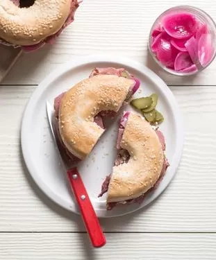 Lunchbox : Bagel au pastrami 2 - Le Progrès Egyptien Lunchbox : Bagel au pastrami 1 - Le Progrès Egyptien