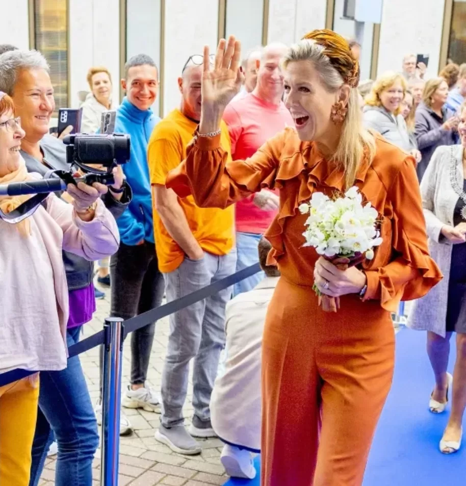 De sortie, la reine Maxima des Pays-Bas ose le total-look orange et le bibi oiseau 4 - Le Progrès Egyptien De sortie, la reine Maxima des Pays-Bas ose le total-look orange et le bibi oiseau 3 - Le Progrès Egyptien