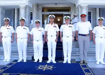 Le Commandant de la Marine égyptienne reçoit des haut responsables militaires britannique et français