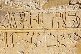 "Champollion et le déchiffrement des hiéroglyphes : La révélation d'un langage mystérieux" 11 - Le Progrès Egyptien
