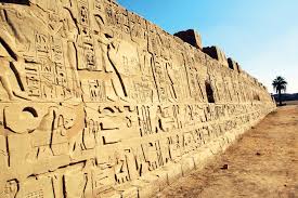 "Champollion et le déchiffrement des hiéroglyphes : La révélation d'un langage mystérieux" 9 - Le Progrès Egyptien