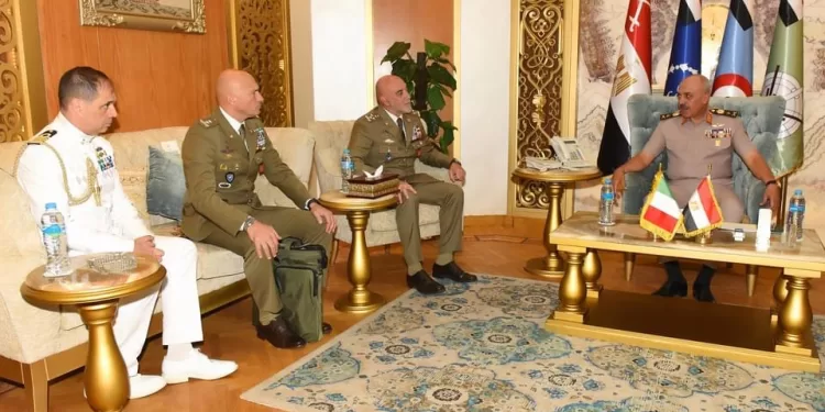 Le chef d'Etat major des armées rencontre un responsable militaire italien 1 - Le Progrès Egyptien