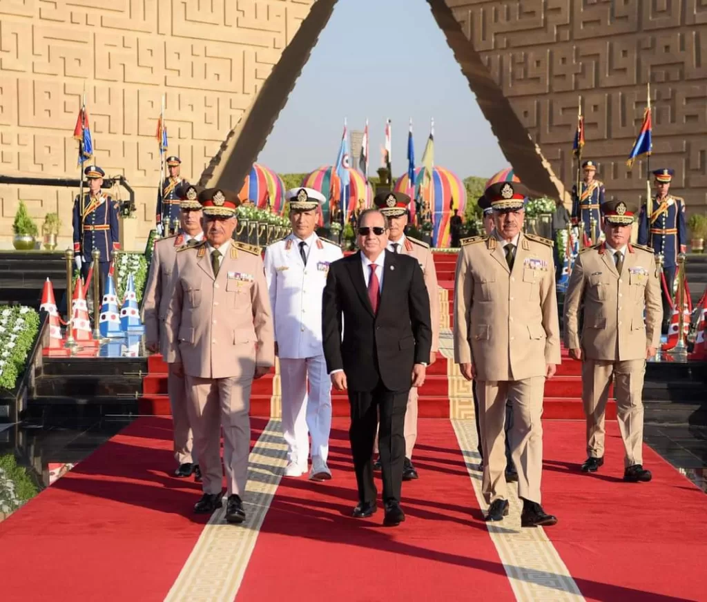 Al-Sissi dépose des gerbes de fleurs sur la tombe du soldat inconnu 4 - Le Progrès Egyptien Al-Sissi dépose des gerbes de fleurs sur la tombe du soldat inconnu 3 - Le Progrès Egyptien