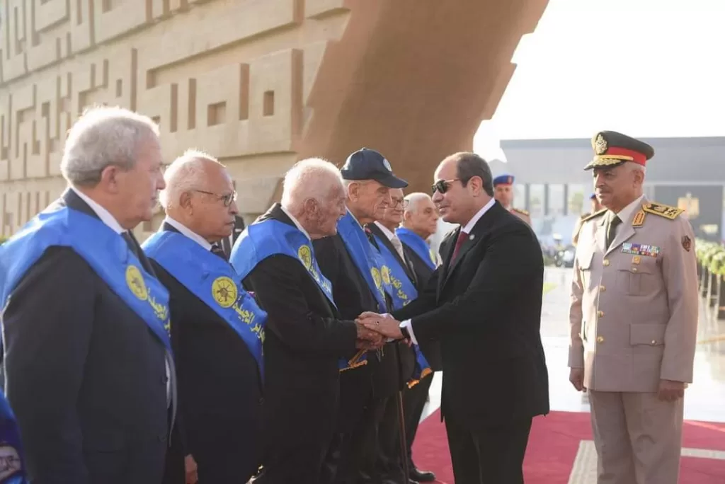 Al-Sissi dépose des gerbes de fleurs sur la tombe du soldat inconnu 6 - Le Progrès Egyptien Al-Sissi dépose des gerbes de fleurs sur la tombe du soldat inconnu 5 - Le Progrès Egyptien