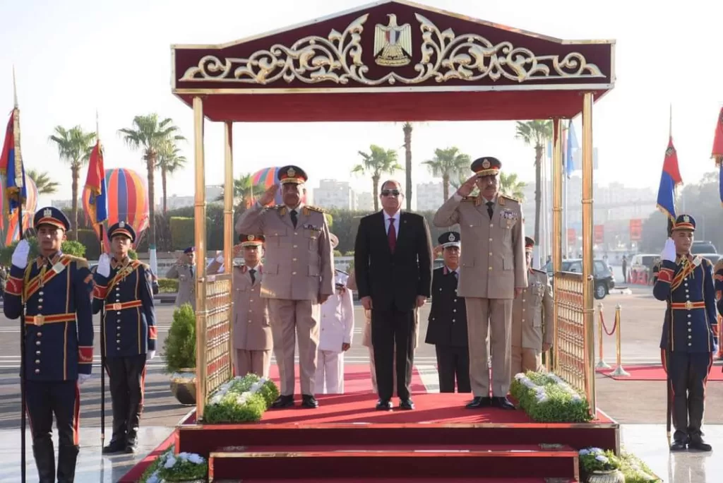 Al-Sissi dépose des gerbes de fleurs sur la tombe du soldat inconnu 8 - Le Progrès Egyptien Al-Sissi dépose des gerbes de fleurs sur la tombe du soldat inconnu 7 - Le Progrès Egyptien