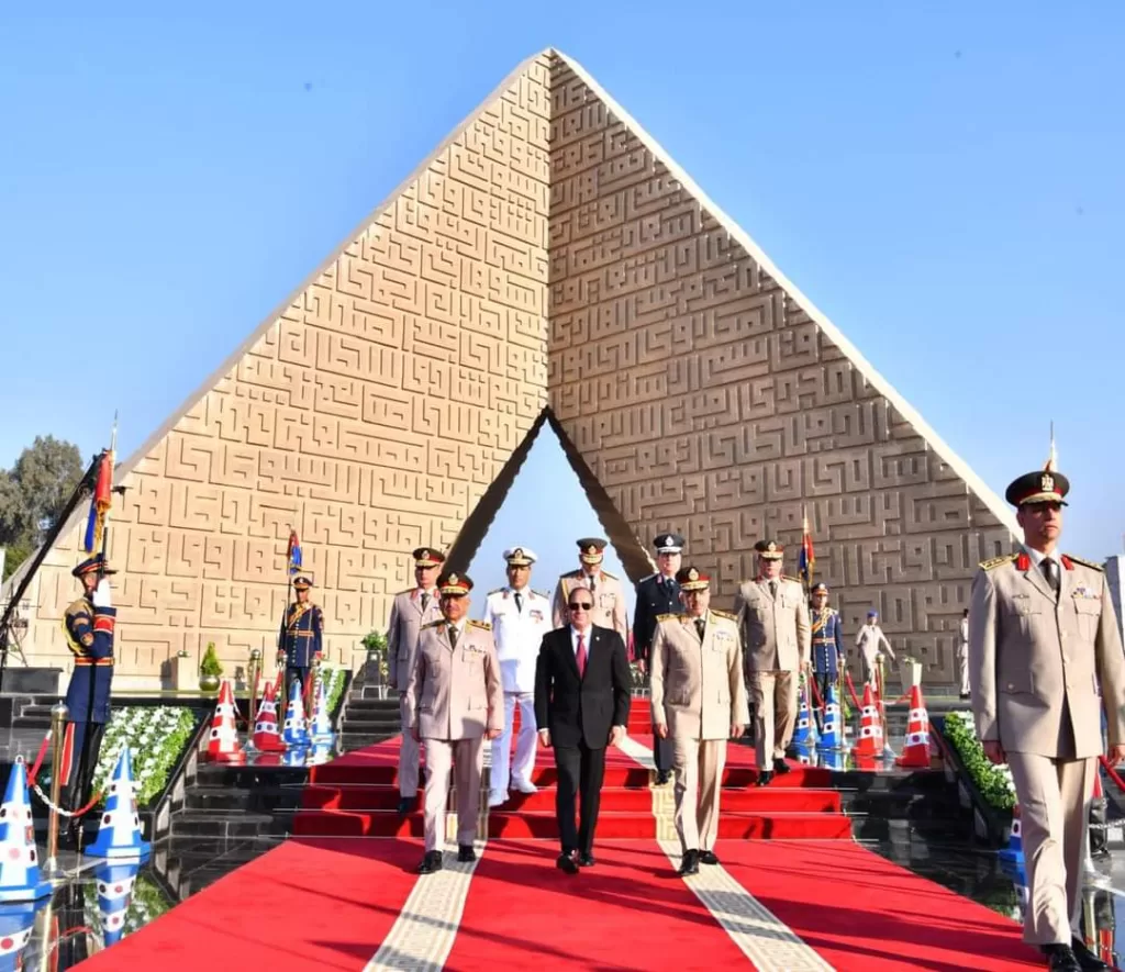 Al-Sissi dépose des gerbes de fleurs sur la tombe du soldat inconnu 12 - Le Progrès Egyptien Al-Sissi dépose des gerbes de fleurs sur la tombe du soldat inconnu 11 - Le Progrès Egyptien