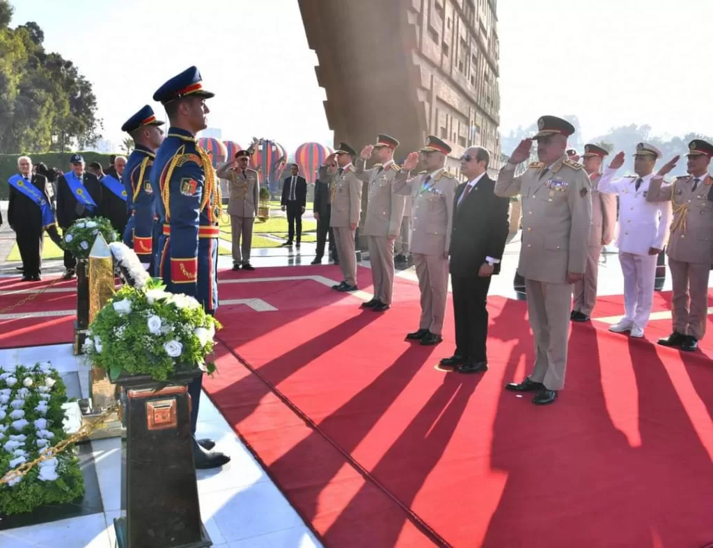 Al-Sissi dépose des gerbes de fleurs sur la tombe du soldat inconnu 14 - Le Progrès Egyptien Al-Sissi dépose des gerbes de fleurs sur la tombe du soldat inconnu 13 - Le Progrès Egyptien
