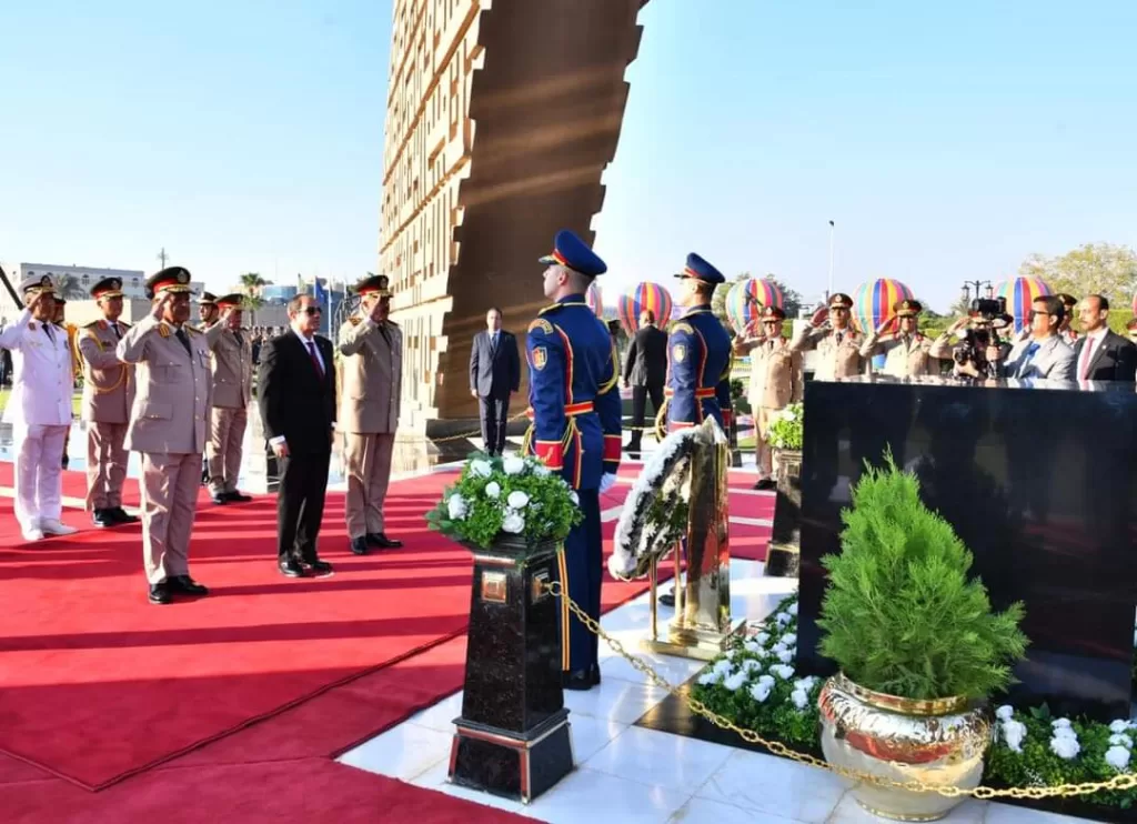 Al-Sissi dépose des gerbes de fleurs sur la tombe du soldat inconnu 16 - Le Progrès Egyptien Al-Sissi dépose des gerbes de fleurs sur la tombe du soldat inconnu 15 - Le Progrès Egyptien