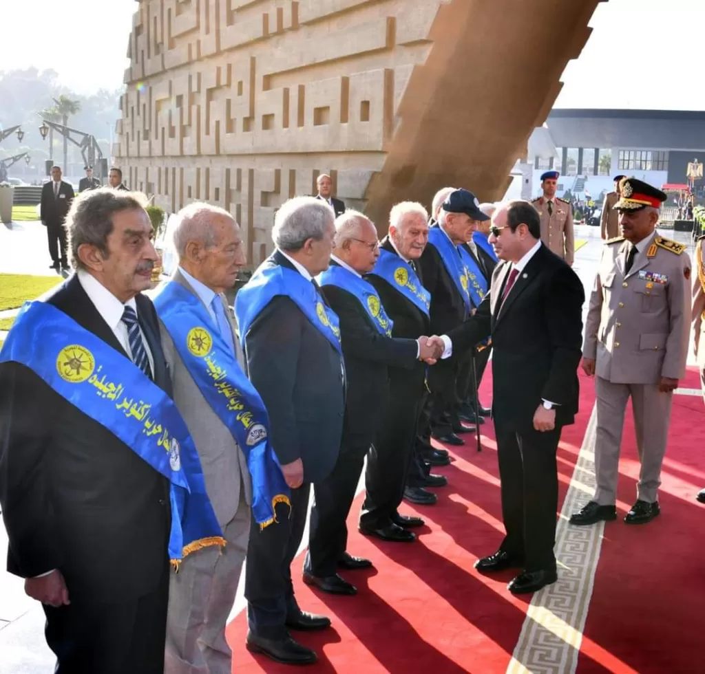Al-Sissi dépose des gerbes de fleurs sur la tombe du soldat inconnu 18 - Le Progrès Egyptien Al-Sissi dépose des gerbes de fleurs sur la tombe du soldat inconnu 17 - Le Progrès Egyptien