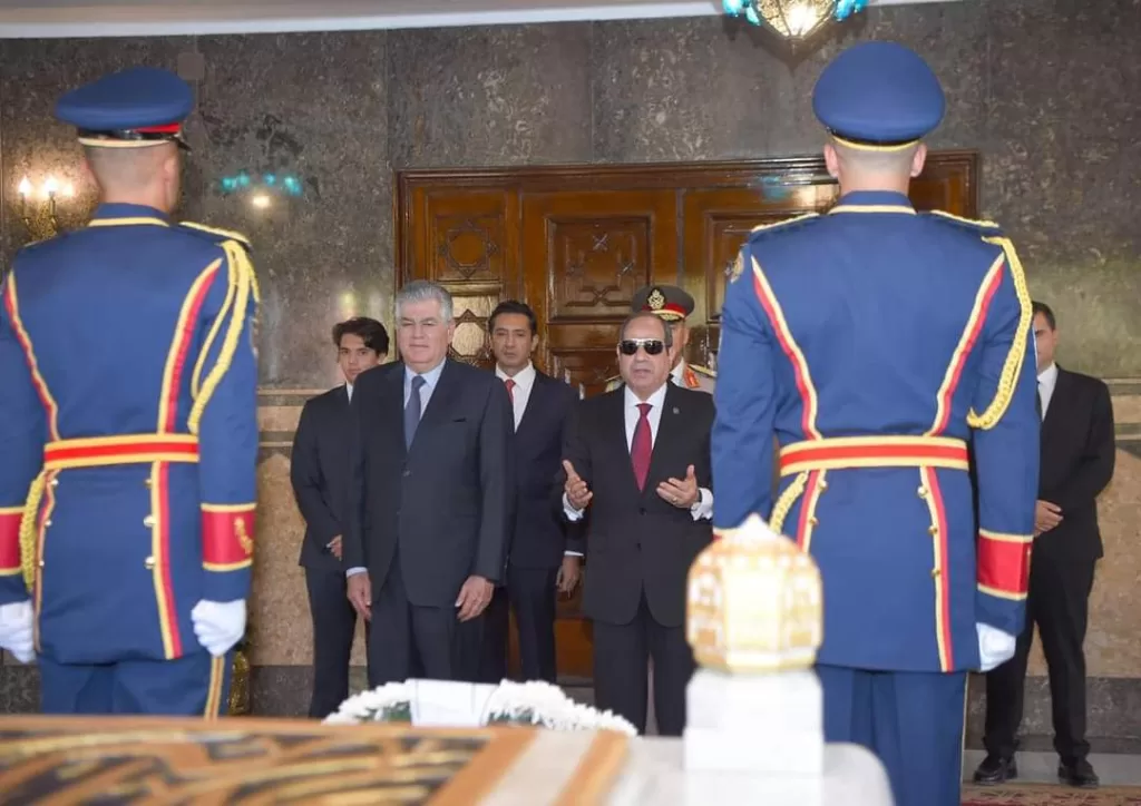 Al-Sissi dépose des gerbes de fleurs sur la tombe du soldat inconnu 24 - Le Progrès Egyptien Al-Sissi dépose des gerbes de fleurs sur la tombe du soldat inconnu 23 - Le Progrès Egyptien