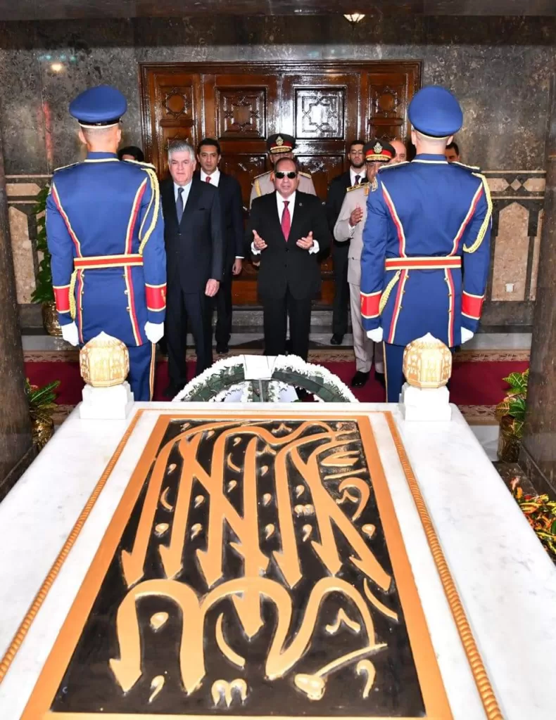 Al-Sissi dépose des gerbes de fleurs sur la tombe du soldat inconnu 26 - Le Progrès Egyptien Al-Sissi dépose des gerbes de fleurs sur la tombe du soldat inconnu 25 - Le Progrès Egyptien