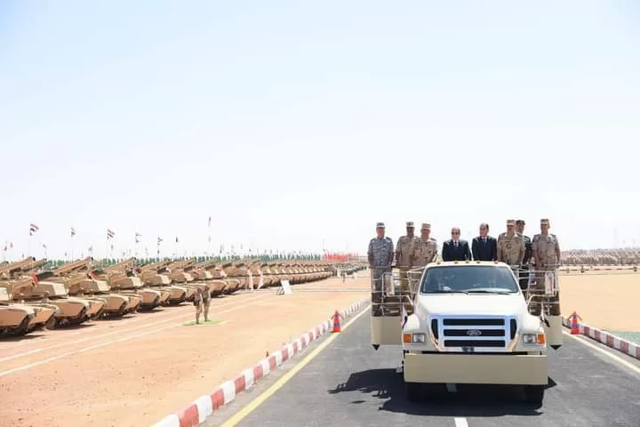 Ismaïlia :  Al-Sissi inspecte l'état de préparation au combat de la 6e division blindée de la 2e Armée de campagne (photos) 5 - Le Progrès Egyptien
