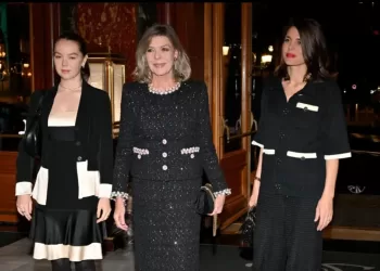 Caroline de Monaco assortie à ses filles pour une sortie à l’opéra