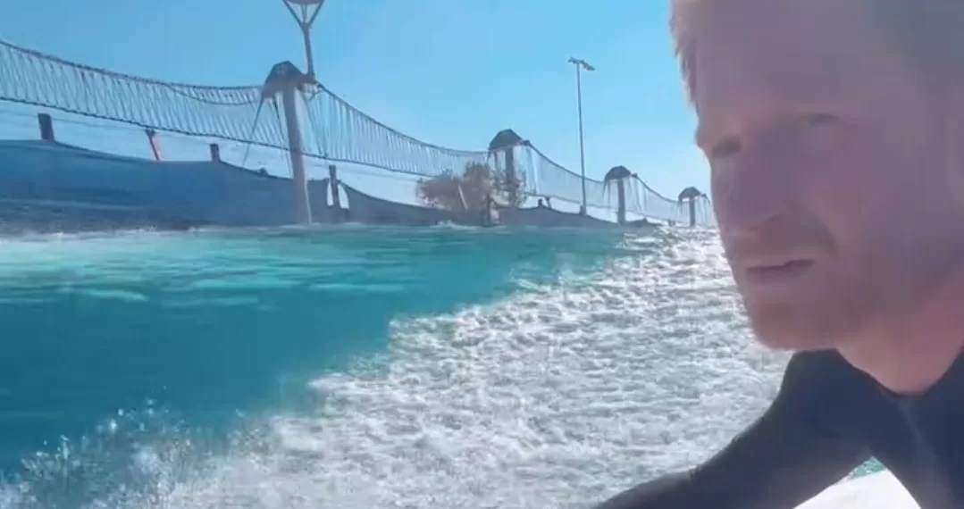 Californie : Le prince Harry dévoile ses talents de surfeur en vidéo 2 - Le Progrès Egyptien Californie : Le prince Harry dévoile ses talents de surfeur en vidéo 1 - Le Progrès Egyptien