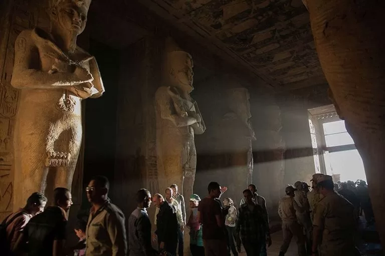 Soleil perpendiculaire sur la statue du roi Ramsès II dans le temple d’Abou Simbel 4 - Le Progrès Egyptien Soleil perpendiculaire sur la statue du roi Ramsès II dans le temple d’Abou Simbel 3 - Le Progrès Egyptien