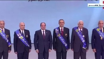 Al-Sissi pose pour une photo de famille avec les vétérans de la guerre d’Octobre