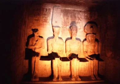 Soleil perpendiculaire sur la statue du roi Ramsès II dans le temple d’Abou Simbel 2 - Le Progrès Egyptien Soleil perpendiculaire sur la statue du roi Ramsès II dans le temple d’Abou Simbel 1 - Le Progrès Egyptien
