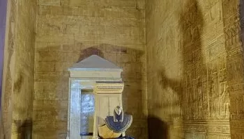 Restauration : Des inscriptions colorées sur la surface du temple d’Edfou révélées pour la première fois