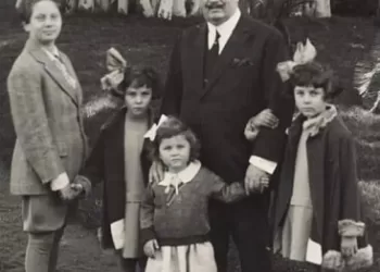Le Roi Fouad en séance photo au palais d’Al-Qobba