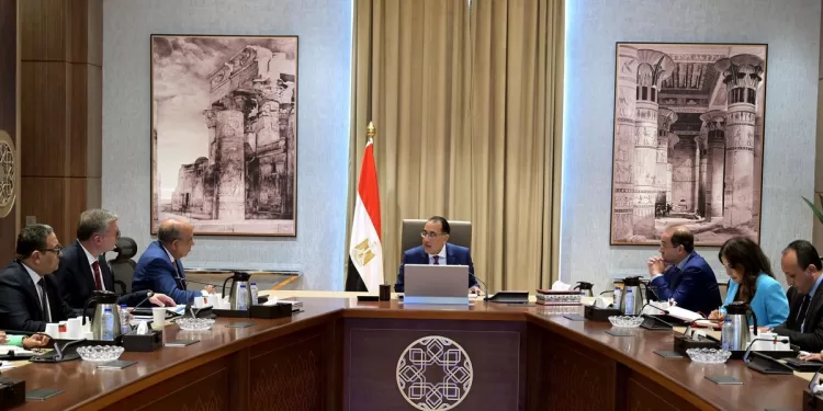 Madbouli fait le suivi de la disponibilité des produits pétroliers 1 - Le Progrès Egyptien