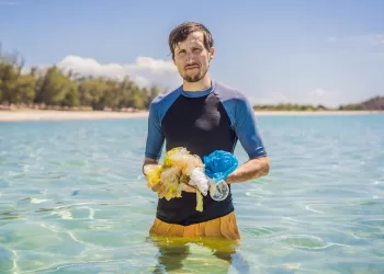 Certains scientifiques pensent qu’il vaut mieux laisser le plastique dans l’océan